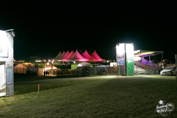 18_view-to-the-tent-and-entrance-to-the-vip-area